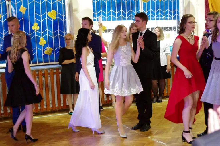 Bal gimnazjalny uczniów ostrowskiej "Czwórki" (zdjęcia)