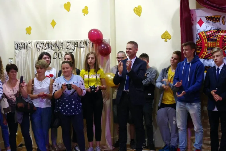 Bal gimnazjalny uczniów ostrowskiej "Czwórki" (zdjęcia)
