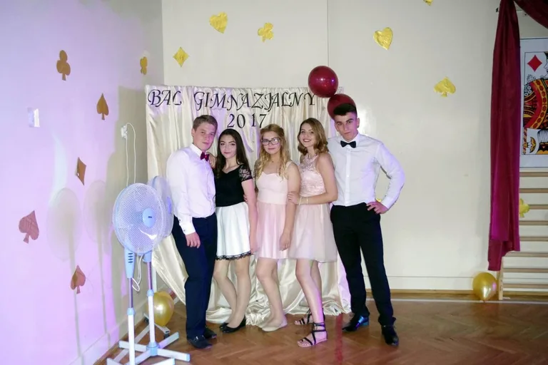 Bal gimnazjalny uczniów ostrowskiej "Czwórki" (zdjęcia)