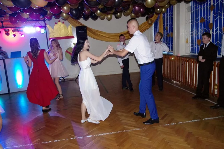 Bal gimnazjalny uczniów ostrowskiej "Czwórki" (zdjęcia)