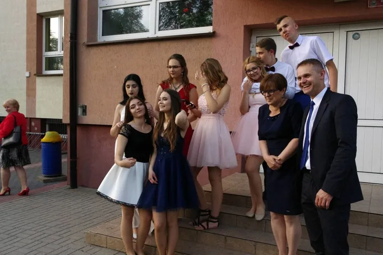 Bal gimnazjalny uczniów ostrowskiej "Czwórki" (zdjęcia)