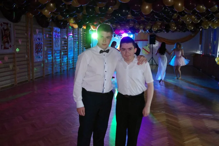Bal gimnazjalny uczniów ostrowskiej "Czwórki" (zdjęcia)