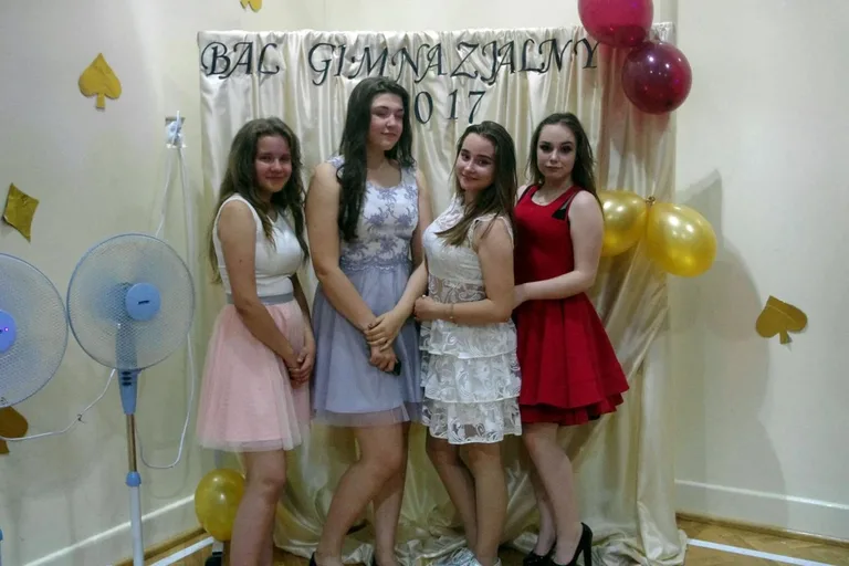 Bal gimnazjalny uczniów ostrowskiej "Czwórki" (zdjęcia)