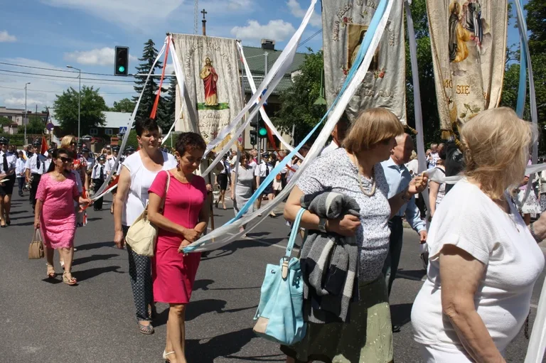 Procesje Bożego Ciała przeszły ulicami miasta (zdjęcia)