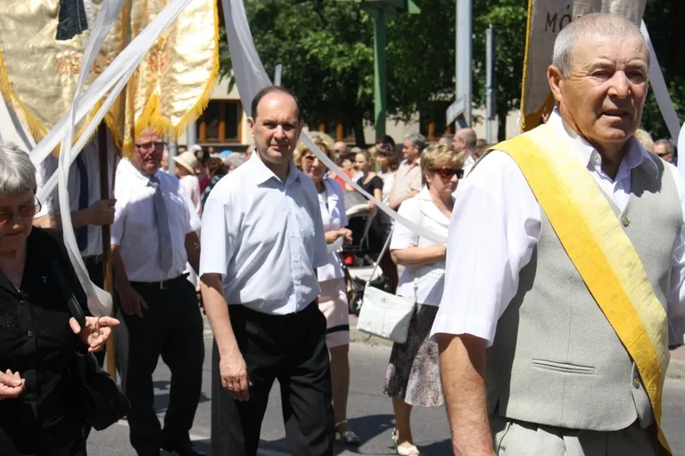 Procesje Bożego Ciała przeszły ulicami miasta (zdjęcia)