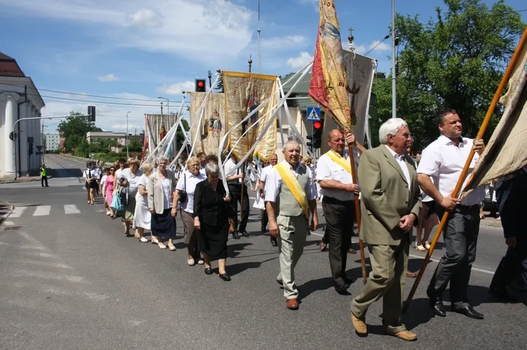 Procesje Bożego Ciała przeszły ulicami miasta (zdjęcia)