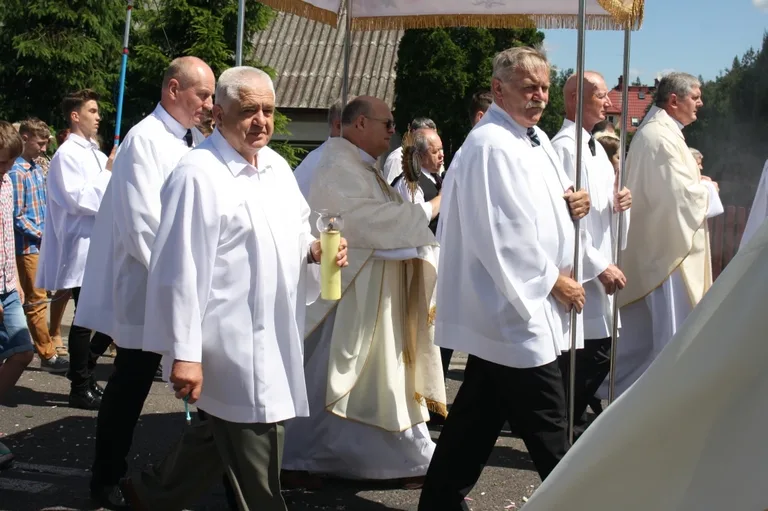 Procesje Bożego Ciała przeszły ulicami miasta (zdjęcia)