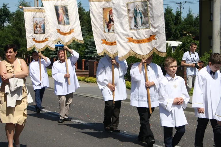 Procesje Bożego Ciała przeszły ulicami miasta (zdjęcia)