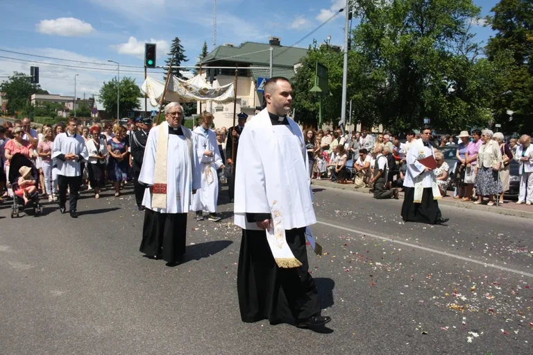 Procesje Bożego Ciała przeszły ulicami miasta (zdjęcia)