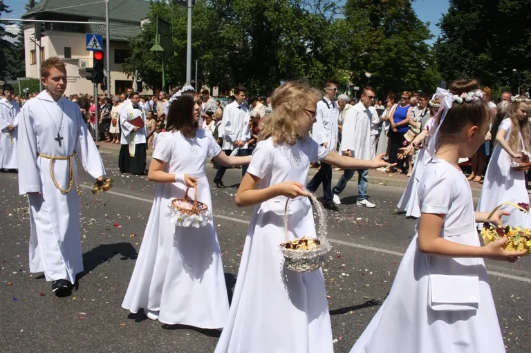 Procesje Bożego Ciała przeszły ulicami miasta (zdjęcia)
