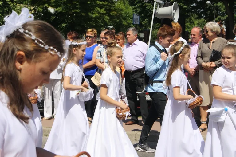 Procesje Bożego Ciała przeszły ulicami miasta (zdjęcia)