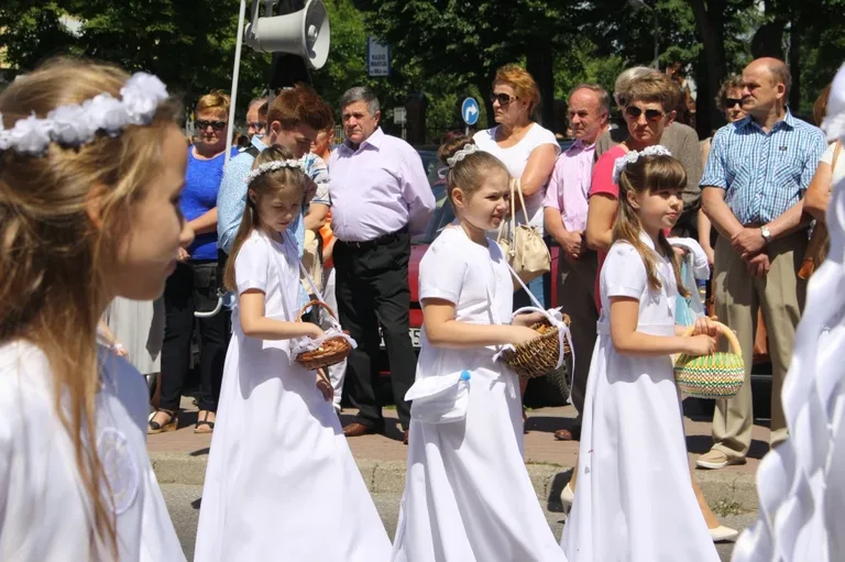 Procesje Bożego Ciała przeszły ulicami miasta (zdjęcia)