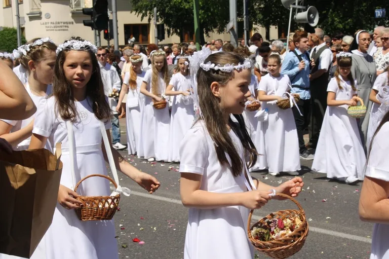 Procesje Bożego Ciała przeszły ulicami miasta (zdjęcia)