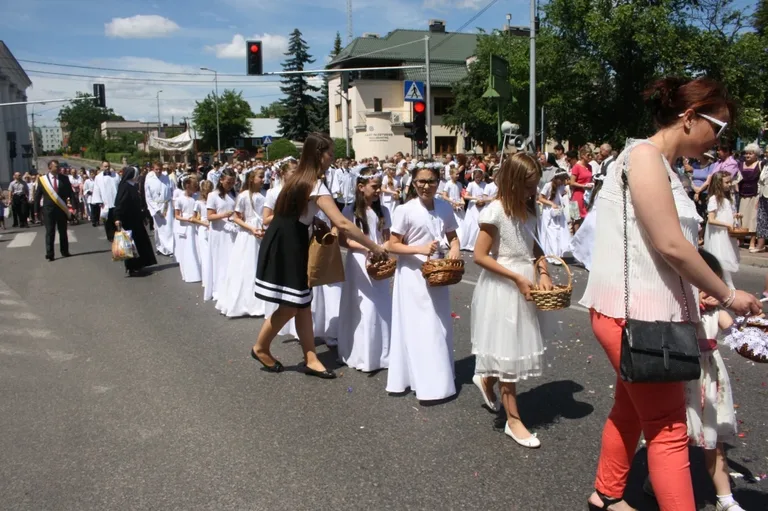 Procesje Bożego Ciała przeszły ulicami miasta (zdjęcia)