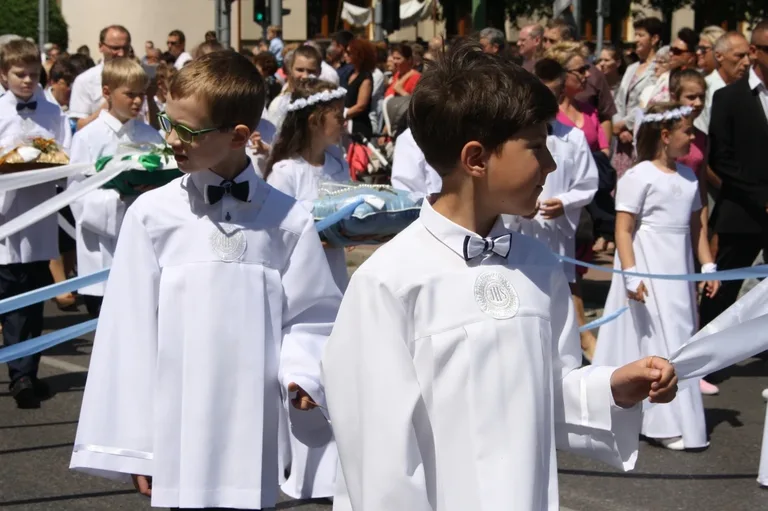 Procesje Bożego Ciała przeszły ulicami miasta (zdjęcia)