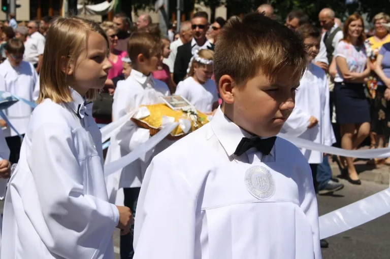 Procesje Bożego Ciała przeszły ulicami miasta (zdjęcia)