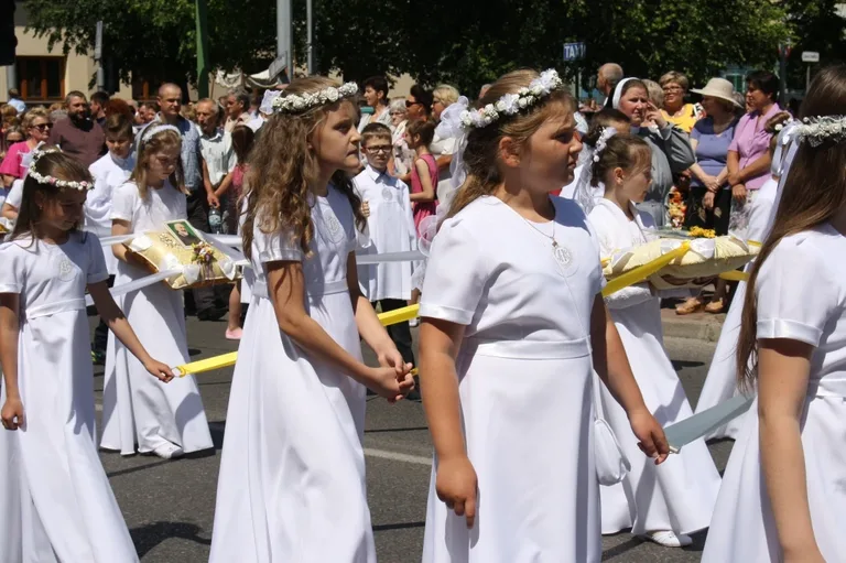 Procesje Bożego Ciała przeszły ulicami miasta (zdjęcia)