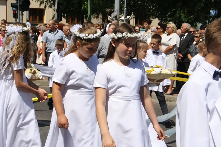 Procesje Bożego Ciała przeszły ulicami miasta (zdjęcia)