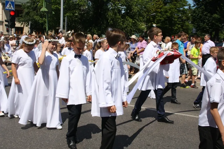 Procesje Bożego Ciała przeszły ulicami miasta (zdjęcia)