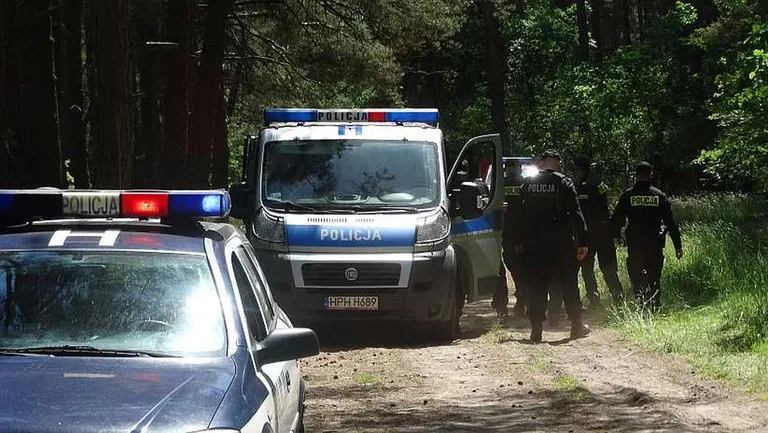 Ucieczka z konwoju i podpalenie lasu w Zuzeli (zdjęcia)