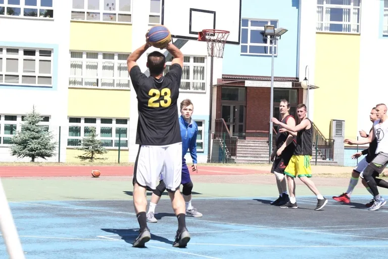 Zacięte batalie w streetballu (zdjęcia, wideo)