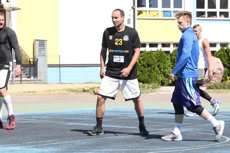 Zacięte batalie w streetballu (zdjęcia, wideo)