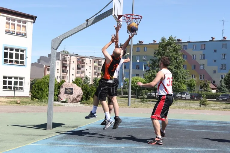 Zacięte batalie w streetballu (zdjęcia, wideo)
