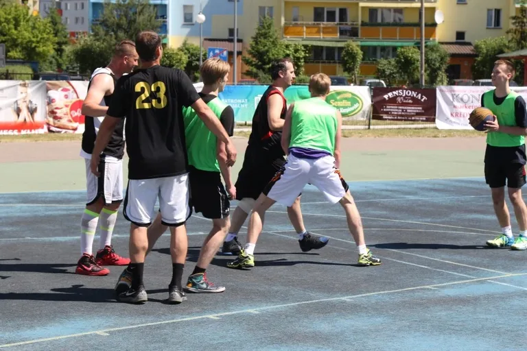 Zacięte batalie w streetballu (zdjęcia, wideo)