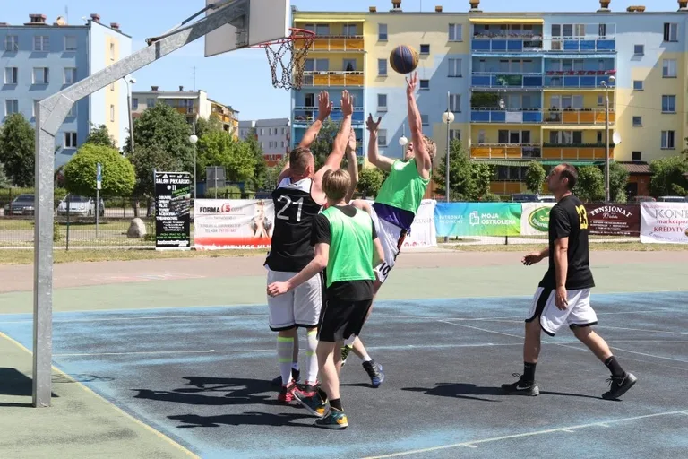 Zacięte batalie w streetballu (zdjęcia, wideo)