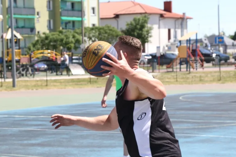 Zacięte batalie w streetballu (zdjęcia, wideo)