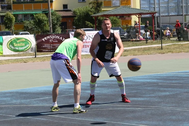 Zacięte batalie w streetballu (zdjęcia, wideo)