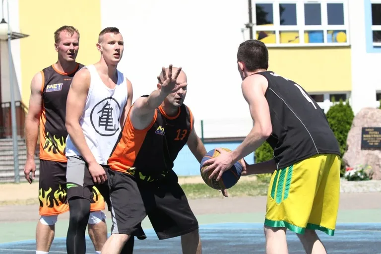 Zacięte batalie w streetballu (zdjęcia, wideo)