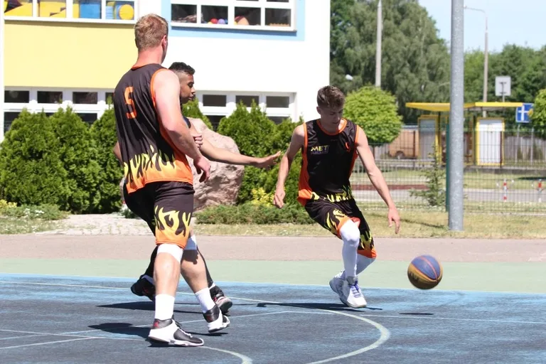 Zacięte batalie w streetballu (zdjęcia, wideo)