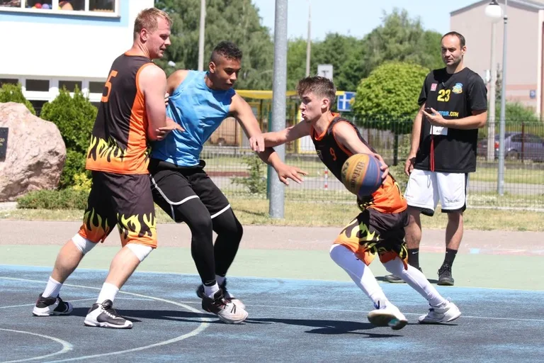 Zacięte batalie w streetballu (zdjęcia, wideo)