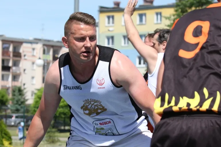 Zacięte batalie w streetballu (zdjęcia, wideo)