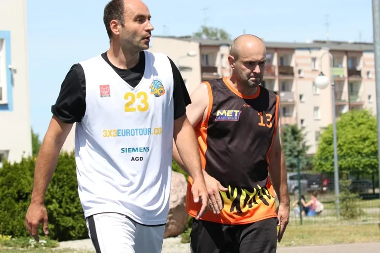Zacięte batalie w streetballu (zdjęcia, wideo)