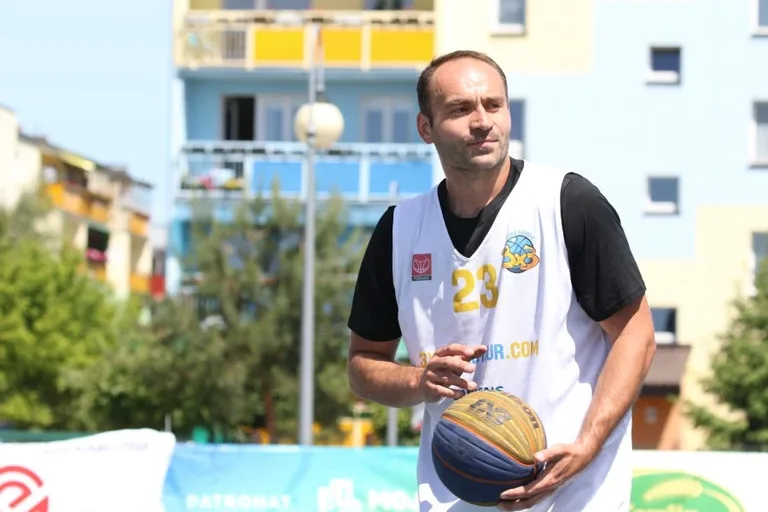 Zacięte batalie w streetballu (zdjęcia, wideo)
