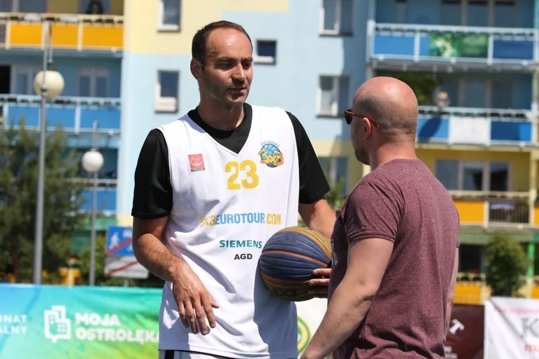 Zacięte batalie w streetballu (zdjęcia, wideo)