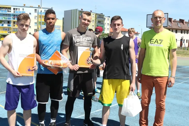 Zacięte batalie w streetballu (zdjęcia, wideo)