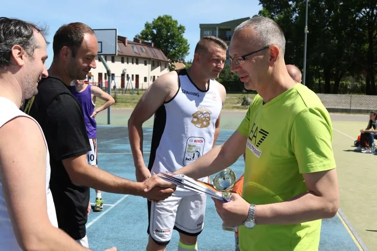Zacięte batalie w streetballu (zdjęcia, wideo)