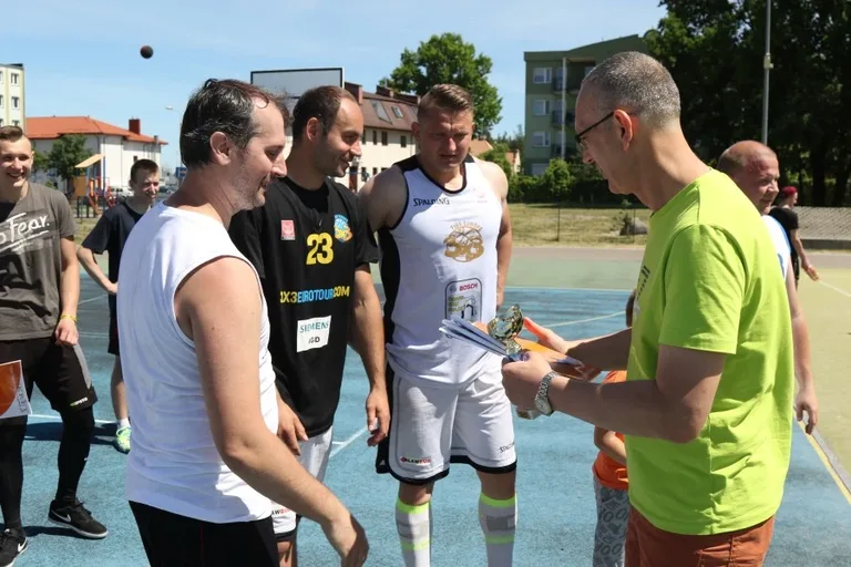 Zacięte batalie w streetballu (zdjęcia, wideo)