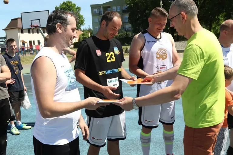 Zacięte batalie w streetballu (zdjęcia, wideo)