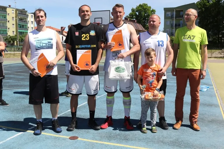 Zacięte batalie w streetballu (zdjęcia, wideo)