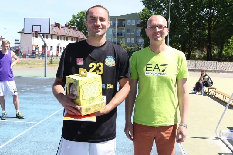 Zacięte batalie w streetballu (zdjęcia, wideo)