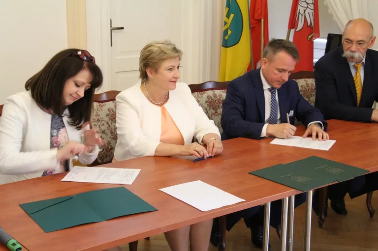 Podpisano umowę na dofinansowanie budowy ścieżek rowerowych w Ostrowi Mazowieckiej