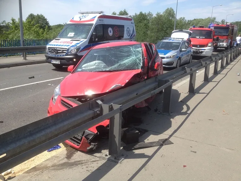 Wypadek w Broku, cztery osoby w szpitalu (zdjęcia)