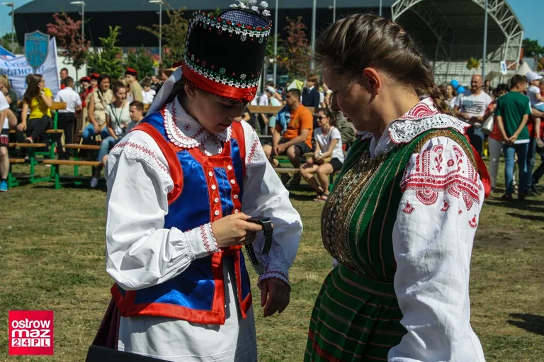 Dni Ostrowi 2017: Mażoretki i orkiestra Dęta na oficjalnym otwarciu dni miasta (zdjęcia, wideo)