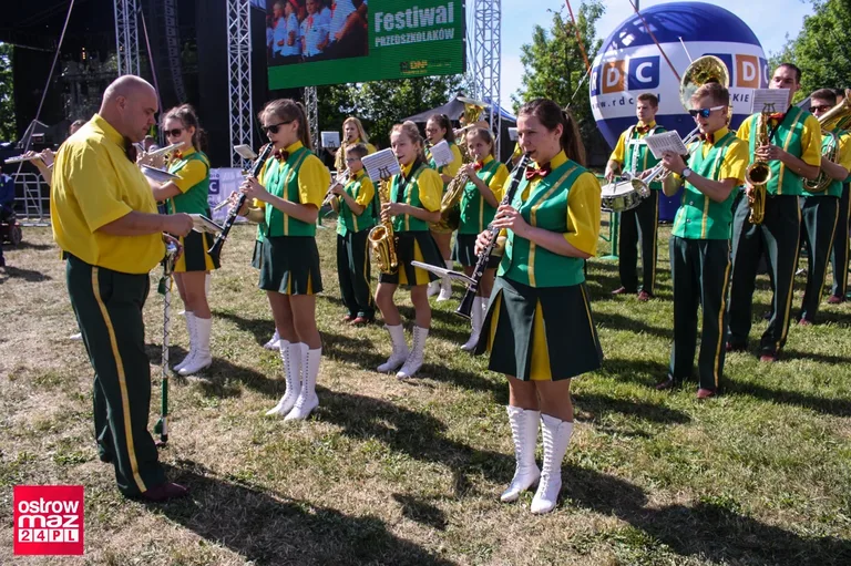 Dni Ostrowi 2017: Mażoretki i orkiestra Dęta na oficjalnym otwarciu dni miasta (zdjęcia, wideo)