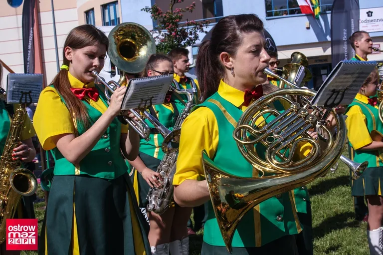 Dni Ostrowi 2017: Mażoretki i orkiestra Dęta na oficjalnym otwarciu dni miasta (zdjęcia, wideo)