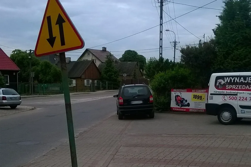 Mistrzowie parkowania przy ul. Broniewskiego (zdjęcia)